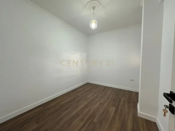 Tirane, jepet me qera zyre Kati 4, 100 m² 650 € (Prane Bulevardit Zogu I Pare)