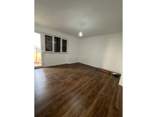 Tirane, jepet me qera zyre Kati 4, 100 m² 650 € (Prane Bulevardit Zogu I Pare)