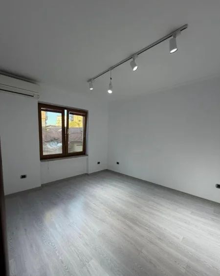 Tirane, jepet me qera zyre Kati 1, 75 m² 730 € (Rruga Durrësit)