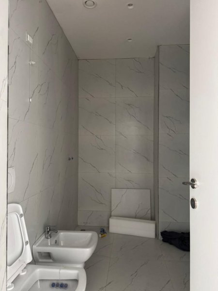 Tirane, jepet me qera zyre , 90 m² 1.500 € (Lake View Residences)