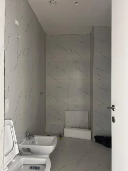 Tirane, jepet me qera zyre , 90 m² 1.500 € (Lake View Residences)