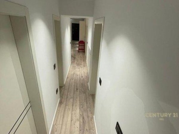 Tirane, shitet apartament 3+1+Ballkon Kati 3, 130 m² 280.000 € (rruga e durresit)