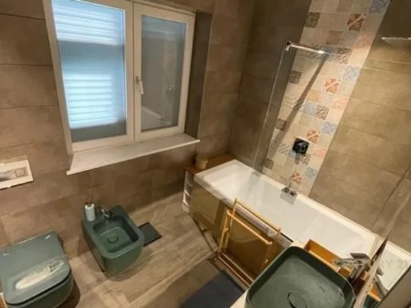 Tirane, shitet apartament 3+1+Ballkon Kati 3, 130 m² 280.000 € (rruga e durresit)