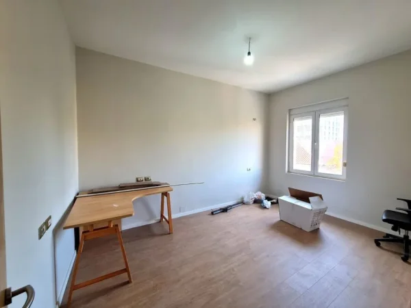 Tirane, jepet me qera zyre Kati 2, 70 m² 600 € (Stadiumi Dinamo)