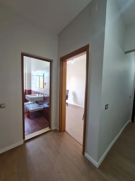 Tirane, jepet me qera zyre Kati 2, 70 m² 600 € (Stadiumi Dinamo)