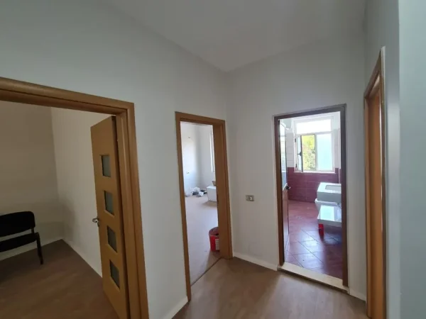 Tirane, jepet me qera zyre Kati 2, 70 m² 600 € (Stadiumi Dinamo)