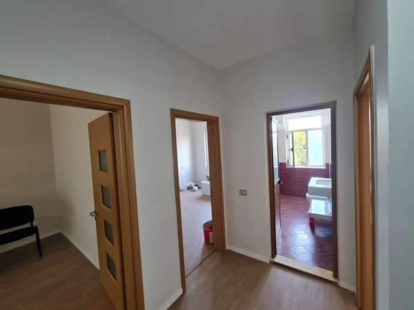 Tirane, jepet me qera zyre Kati 2, 70 m² 600 € (Stadiumi Dinamo)