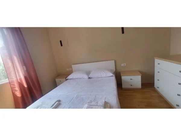 Tirane, jepet me qera apartament 1+1+Ballkon Kati 4, 64 m² 600.000 €