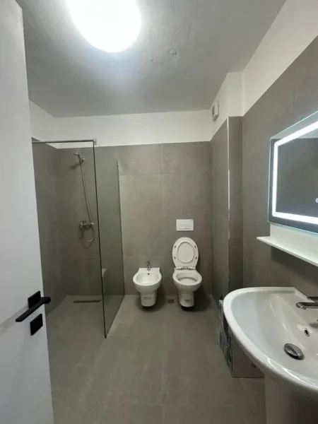 Tirane, jepet me qera apartament 1+1+Ballkon Kati 3, 81 m² 700 € (Kodra e Diellit)