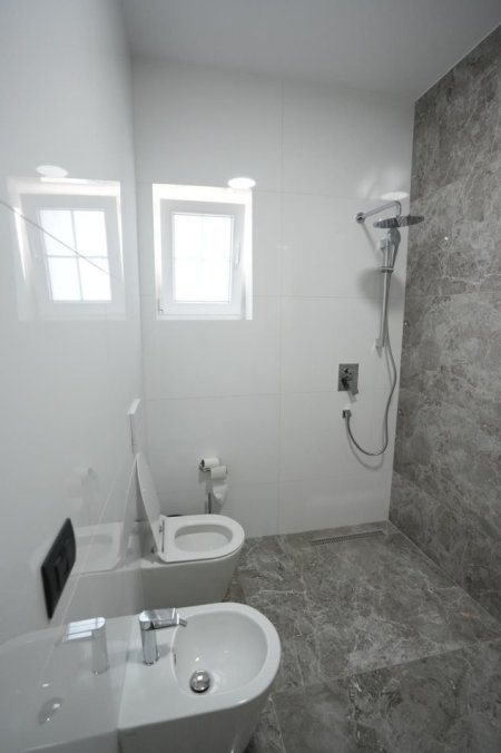 Tirane, jepet me qera apartament 2+1 , 140 m² 1.300 € (Liqeni i Thate)