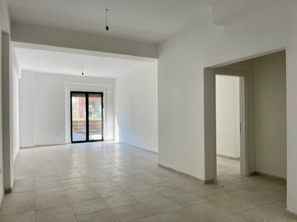 Tirane, shitet apartament 1+1+Ballkon Kati 0, 122 m² 183.000 € (Rruga e Zallit)