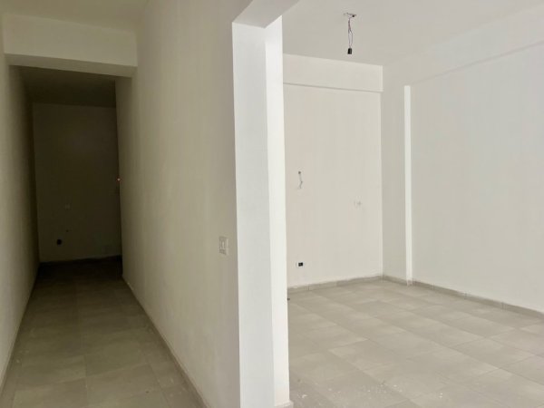 Tirane, shitet apartament 1+1+Ballkon Kati 0, 122 m² 183.000 € (Rruga e Zallit)