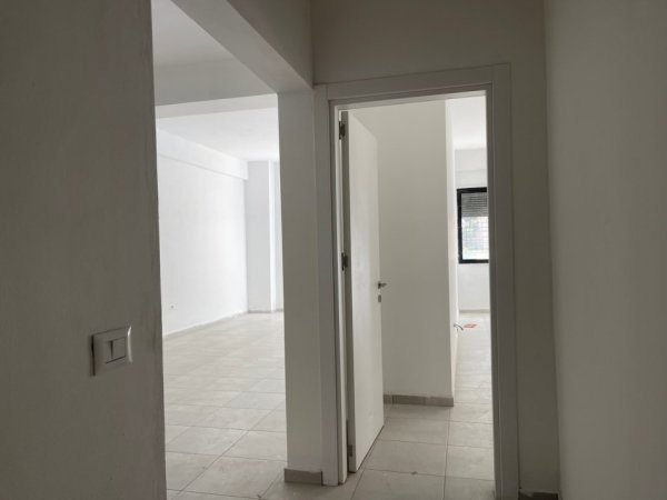 Tirane, shitet apartament 1+1+Ballkon Kati 0, 122 m² 183.000 € (Rruga e Zallit)
