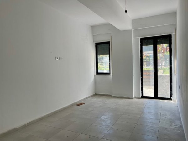 Tirane, shitet apartament 1+1+Ballkon Kati 0, 122 m² 183.000 € (Rruga e Zallit)