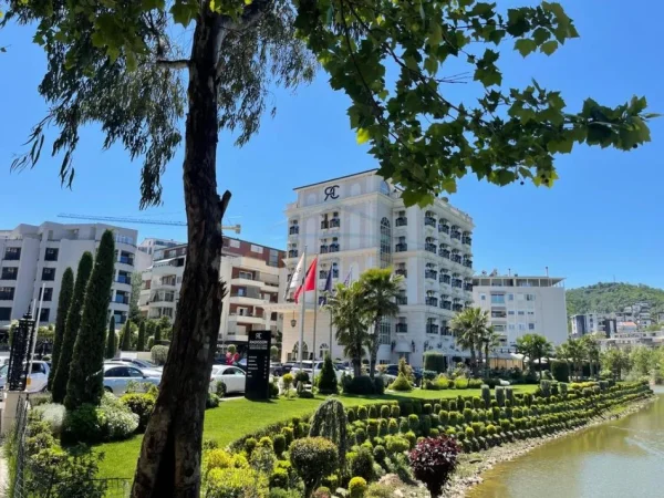 Shitet, Apartament 2+1+2+2 Poste parkimi, Liqeni i Thatë, Tiranë. 237,000 €