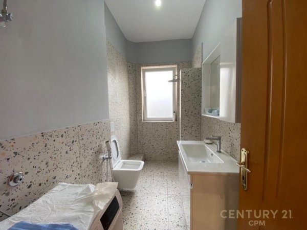 Tirane, jepet me qera apartament 2+1 Kati 4, 64 m² 600 € (21 Dhjetori)