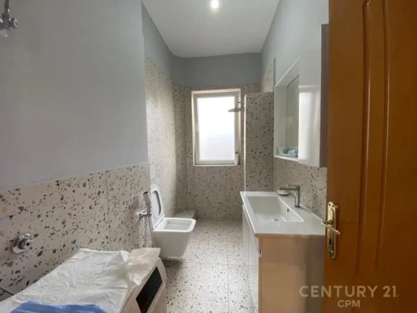 Tirane, jepet me qera apartament 2+1 Kati 4, 64 m² 600 € (21 Dhjetori)