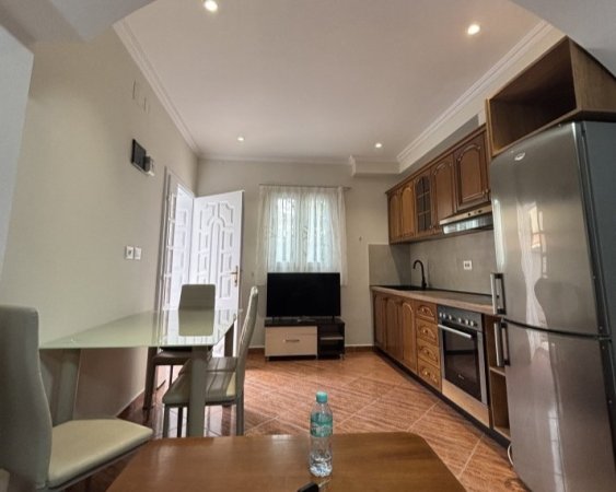 Tirane, jepet me qera apartament 1+1+Aneks Kati 1, 60 m² 450 € (rruga 5 maji)