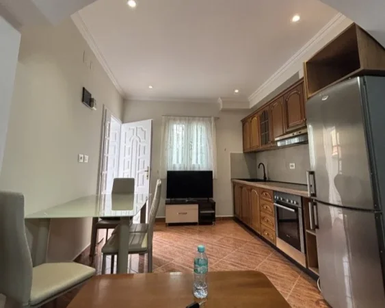 Tirane, jepet me qera apartament 1+1+Aneks Kati 1, 60 m² 450 € (rruga 5 maji)