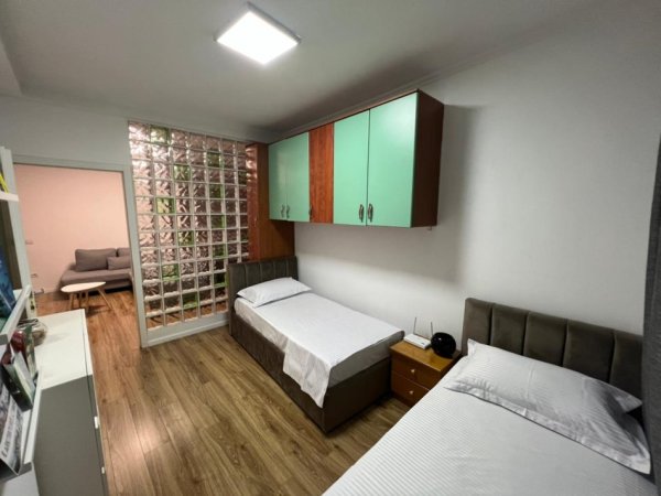 Tirane, jepet me qera apartament 2+1 Kati 2, 80 m² 800 €