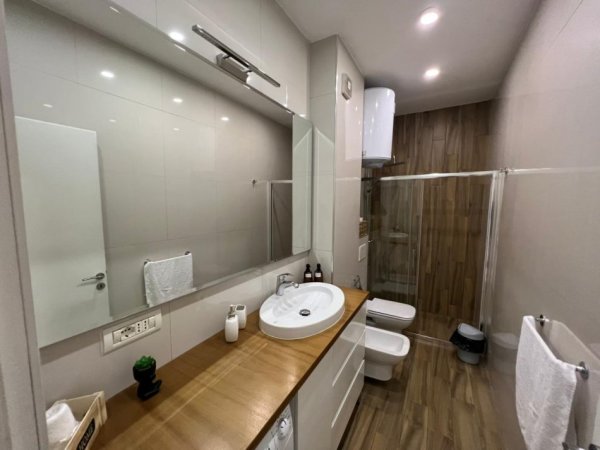 Tirane, jepet me qera apartament 2+1 Kati 2, 80 m² 800 €