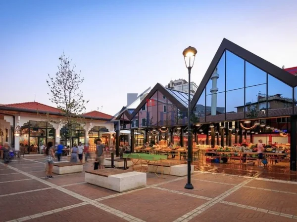 Tirane, shitet lokal Kati 0, 100 m² 650.000 € (Pazari i ri)