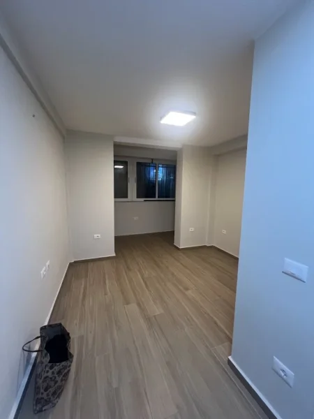 Tirane, jepet me qera apartament 1+1 Kati 0, 50 m² 600 € (ish blloku)