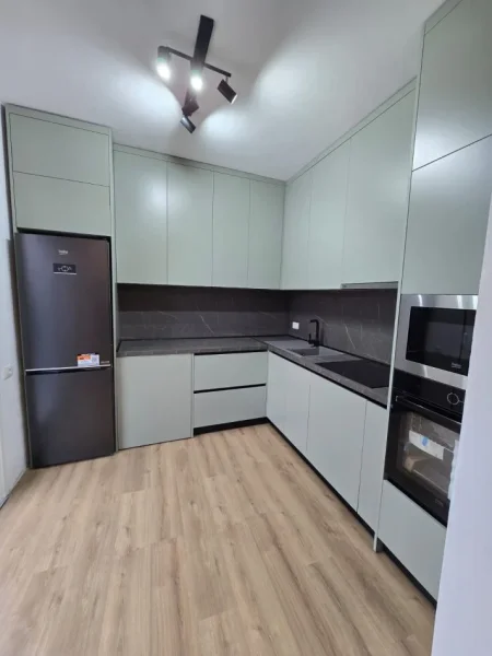 Tirane, jepet me qera apartament 1+1 , 75 m² 800 € (Shkolla e Kuqe)