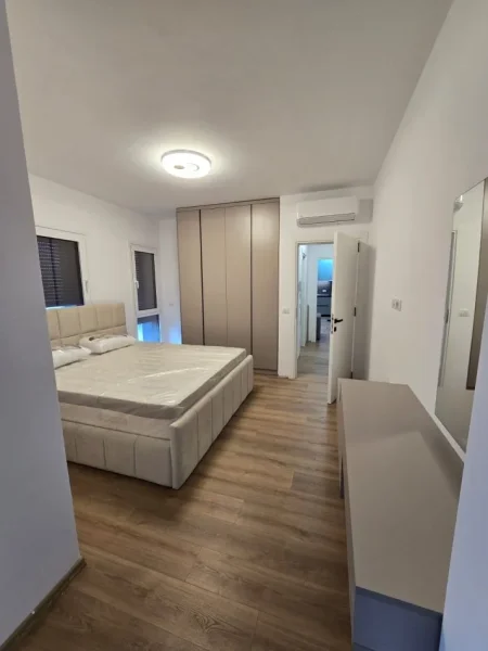 Tirane, jepet me qera apartament 1+1 , 75 m² 800 € (Shkolla e Kuqe)