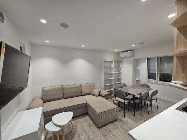 Tirane, jepet me qera apartament 1+1 Kati 4, 50 m² 550 € (Rruga Asim Vokshi, prane Harry Fultz)