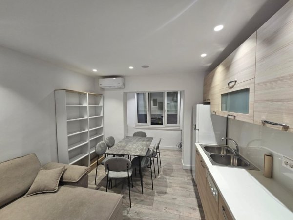 Tirane, jepet me qera apartament 1+1 Kati 4, 50 m² 550 € (Rruga Asim Vokshi, prane Harry Fultz)