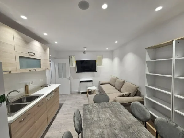 Tirane, jepet me qera apartament 1+1 Kati 4, 50 m² 550 € (Rruga Asim Vokshi, prane Harry Fultz)