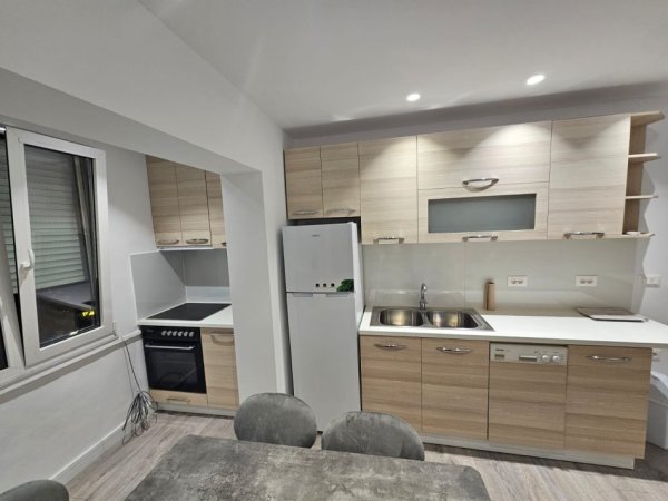 Tirane, jepet me qera apartament 1+1 Kati 4, 50 m² 550 € (Rruga Asim Vokshi, prane Harry Fultz)