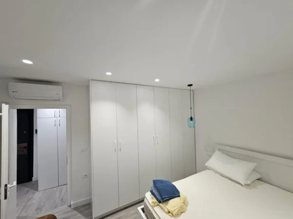 Tirane, jepet me qera apartament 1+1 Kati 4, 50 m² 550 € (Rruga Asim Vokshi, prane Harry Fultz)