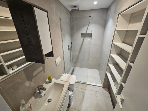 Tirane, jepet me qera apartament 1+1 Kati 4, 50 m² 550 € (Rruga Asim Vokshi, prane Harry Fultz)