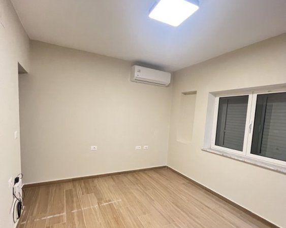 Tirane, jepet me qera zyre Kati 0, 50 m² 600 € (sheshi willson)