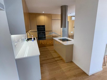 Tirane, jepet me qera apartament 3+1 Kati 10, 174 m² 1.000 € 