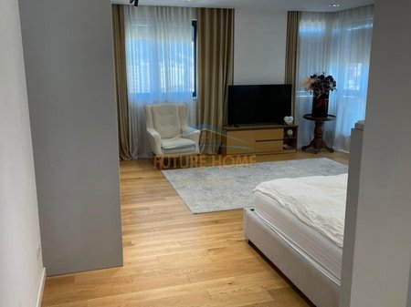 Tirane, jepet me qera apartament 3+1 Kati 10, 174 m² 1.000 € 
