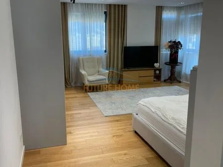 Tirane, jepet me qera apartament 3+1 Kati 10, 174 m² 1.000 € 