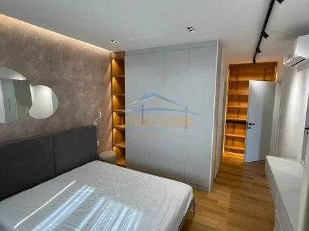 Tirane, jepet me qera apartament 3+1 Kati 10, 174 m² 1.000 € 