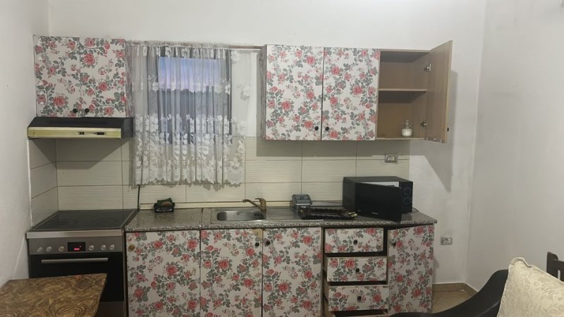 Tirane, jepet me qera 1+1 Kati 2, 400 € 