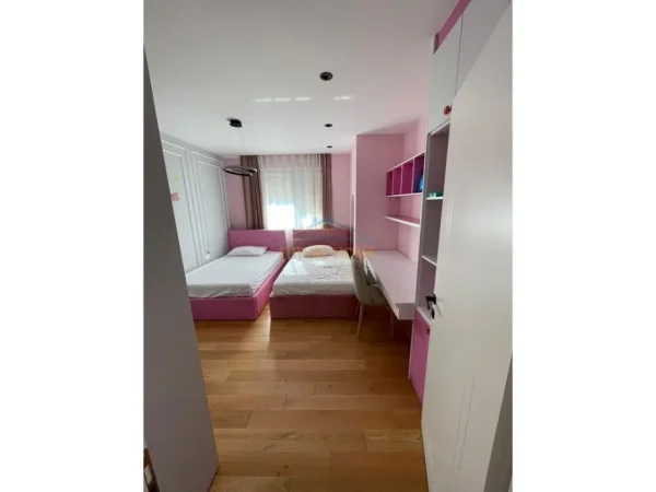 Tirane, jepet me qera apartament 3+1+Aneks+Ballkon Kati 9, 174 m² 1.000 € (Unaza e Re)