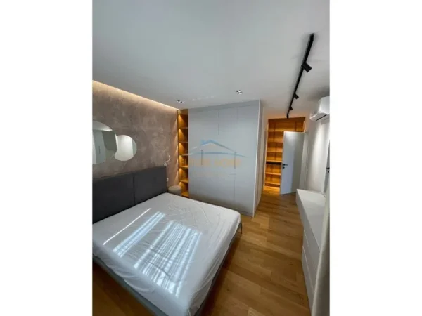 Tirane, jepet me qera apartament 3+1+Aneks+Ballkon Kati 9, 174 m² 1.000 € (Unaza e Re)