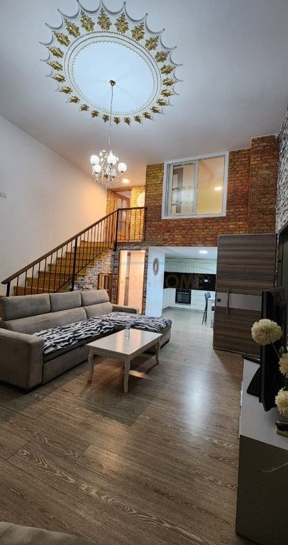 Tirane, jepet me qera apartament duplex 2+1 Kati 1, 70 m² 550 € (Fresku)