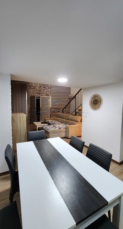 Tirane, jepet me qera apartament duplex 2+1 Kati 1, 70 m² 550 € (Fresku)