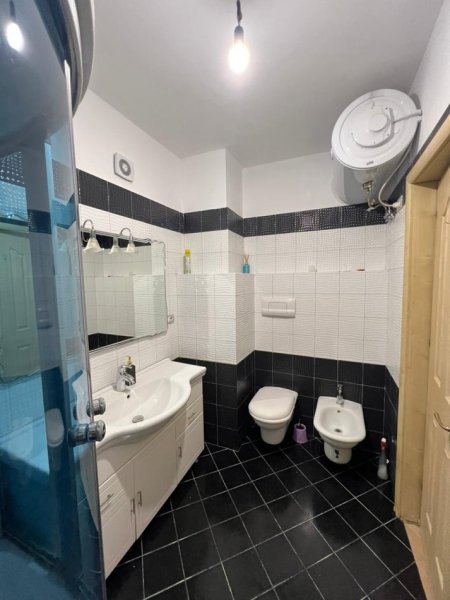 Tirane, jepet me qera apartament 2+1+Aneks+Ballkon Kati 5, 850 € 