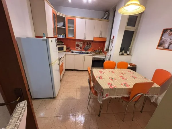 Tirane, jepet me qera apartament 2+1+Ballkon Kati 4, 94 m² 750 € (Rruga Sami Frasheri)