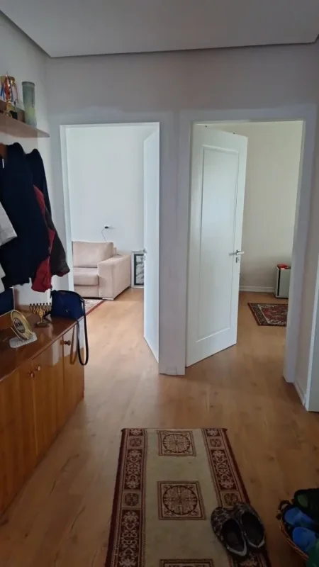 Tirane, jepet per qira apartament 2+1+Aneks+Ballkon Kati 3, 76 m² 470 € (Shkolla e bashkuar pas fakultetit te mjeksise)