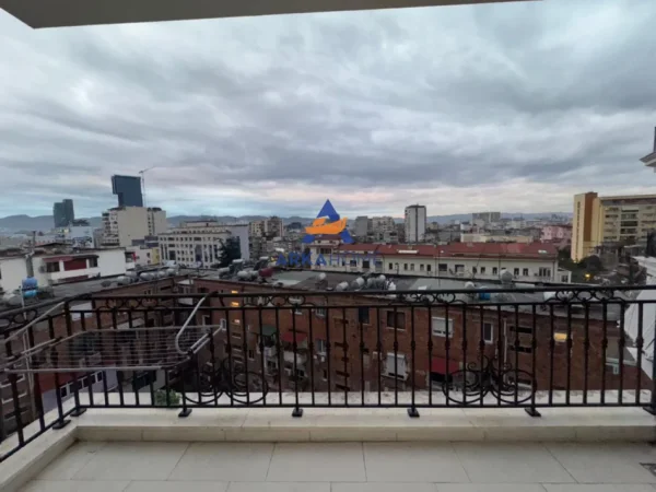 Tirane, jepet me qera apartament 1+1+Ballkon Kati 6, 60 m² 850 € 