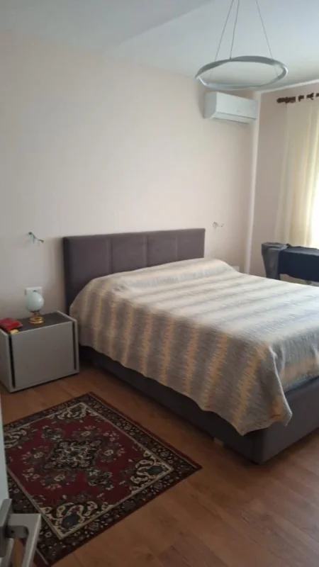 Tirane, jepet per qira apartament 2+1+Aneks+Ballkon Kati 3, 76 m² 470 € (Shkolla e bashkuar pas fakultetit te mjeksise)